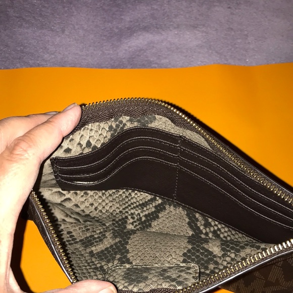Michael Kors Wristlet/Clutch Like New - Picture 2 of 4